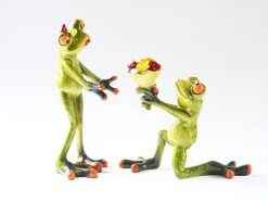 Beeldje Oetel Met Bloemen